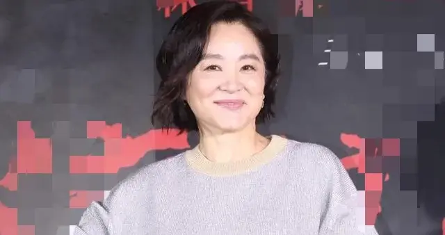 林青霞烫微卷短发年轻30岁！穿灰色毛衣+印花半裙，时髦又洋气！