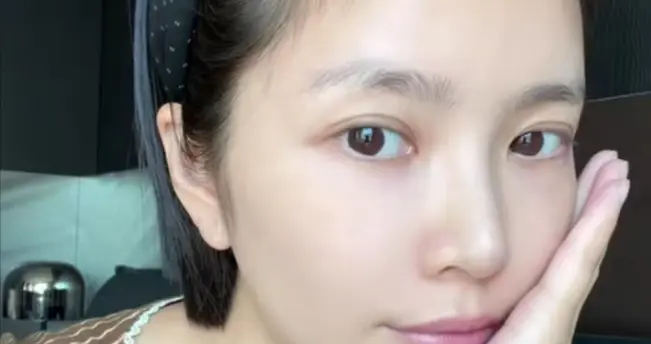 杜淳老婆大方晒全素颜，38岁皮肤白嫩有雀斑，脸上无皱纹好漂亮