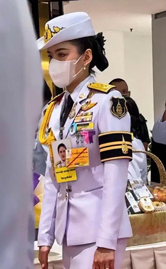泰王新欢海量照曝光军装很飒，入宫前非主流小太妹，已取代诗妮娜
