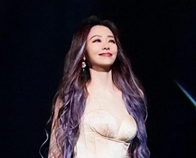 穿透明上衣、不穿裤子，离婚后的张靓颖真大胆，果真不要清纯了呗