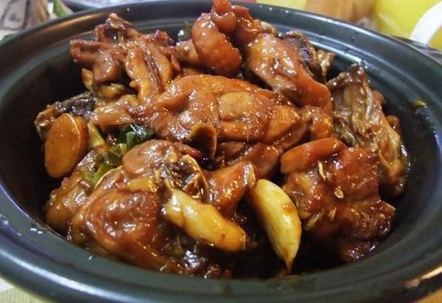 美食推荐：花雕鸡煲、腊排骨锅、清酒黑醋粒圣女果制作方法