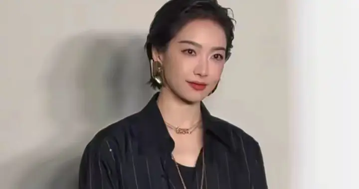 宋茜干练职场风亮相，长相气质很权威，又美又飒！