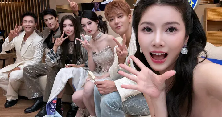 王灿晒夫妻合影秀恩爱！杜淳看娇妻眼神拉丝，网友：像第二个陈晓