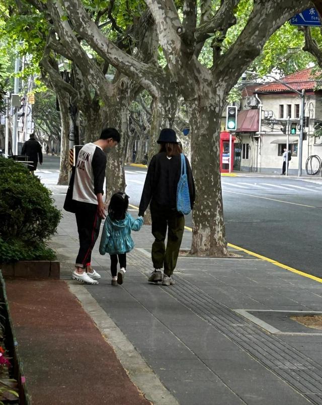 演员王阳接女儿放学，3岁女儿太漂亮，高斯又高又瘦很时髦！