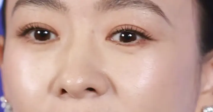 40岁童瑶活动怼脸拍！皮肤白皙紧致，看不到法令纹，美得像25岁