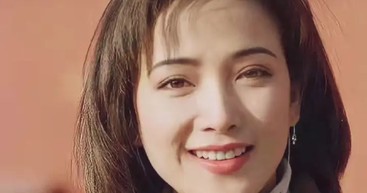 卢俊义本尊含泪送别！何晴葬礼现场，许何捧骨灰照引全网泪崩