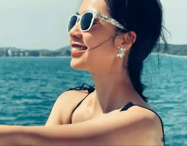 黄磊一家5口泰国游玩，孙莉身材火辣，儿子颜值普通被吐槽