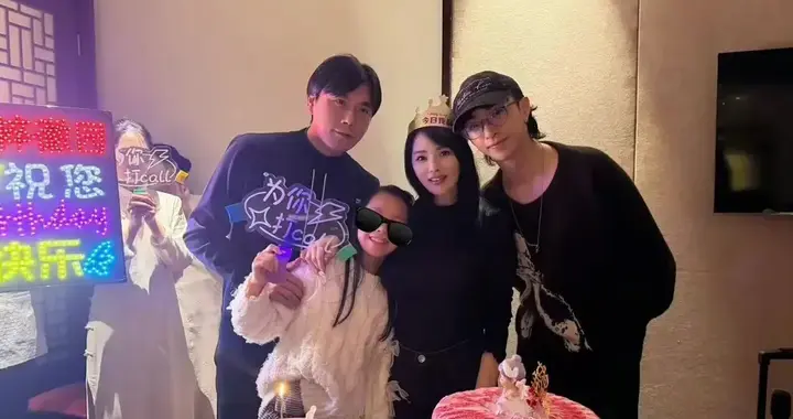 伊能静58岁生日晒全家福，儿子恩利一同庆祝，女儿米粒送了小金豆