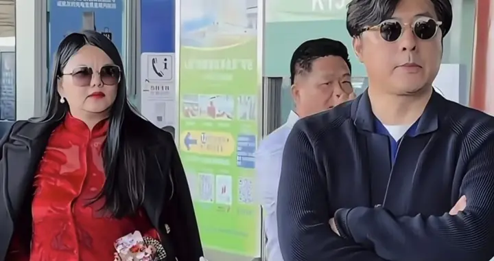 王岳伦夫妇机场同框，谁也不愿多看谁一眼，李湘红衣服惹眼