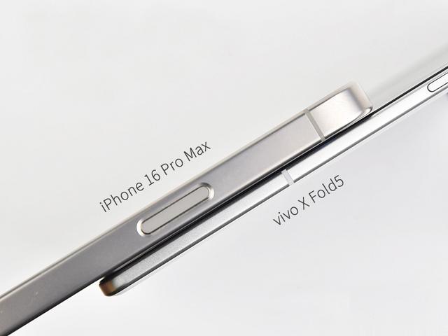 vivo X Fold5对战iPhone16 Pro Max，看谁更厚！