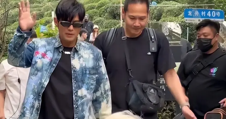 47岁周杰伦在西湖龙井村被偶遇，他戴着墨镜，打扮潮流，好年轻