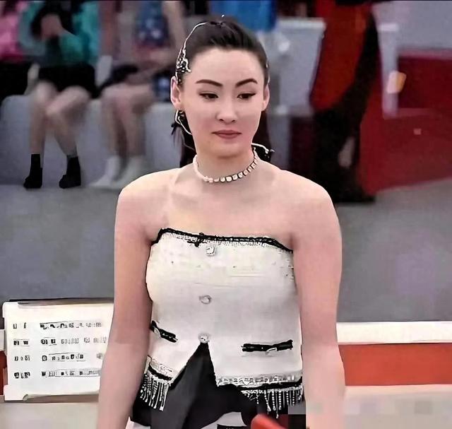 张柏芝体型发胖 肥成老大妈了 曾经身材腰臀比绝了的 已不复存在了