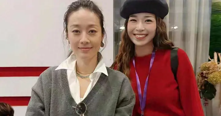 奚美娟风波后首露面，参加校庆笑容灿烂，不受影响，周野芒也在！