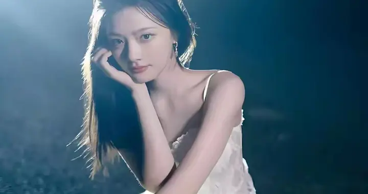 任敏‖顾盼生辉彩，回眸百媚生