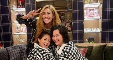 何超琼春节到四太女儿家做客，跟何超盈女儿穿亲子装，姐妹俩很亲
