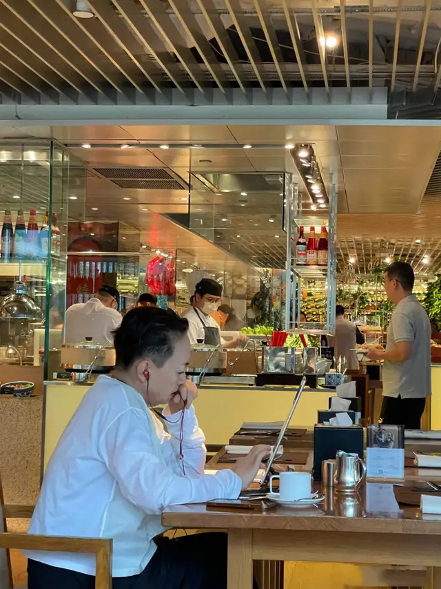 宋丹丹在餐厅学习被拍，都快退休还这么努力，中性打扮年轻不显老