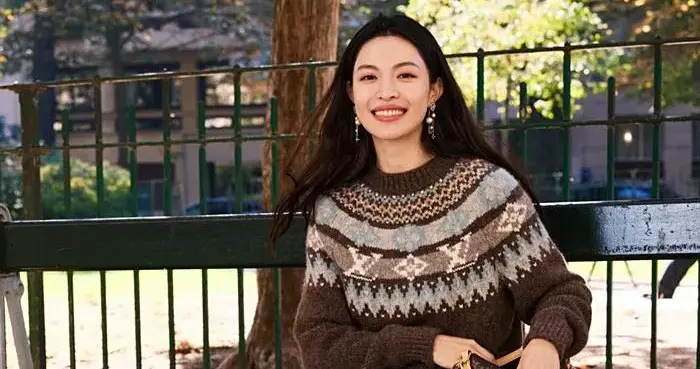 钟楚曦会穿是数一数二的！美拉德毛衣+牛仔裤，时髦洋气又减龄！