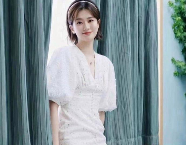 乔欣的短发造型，真是时尚又不失温柔，气质大变样，让人眼前一亮