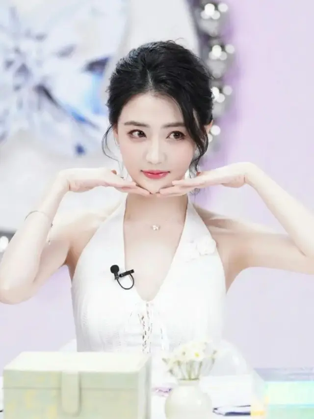 徐璐，皮肤白皙