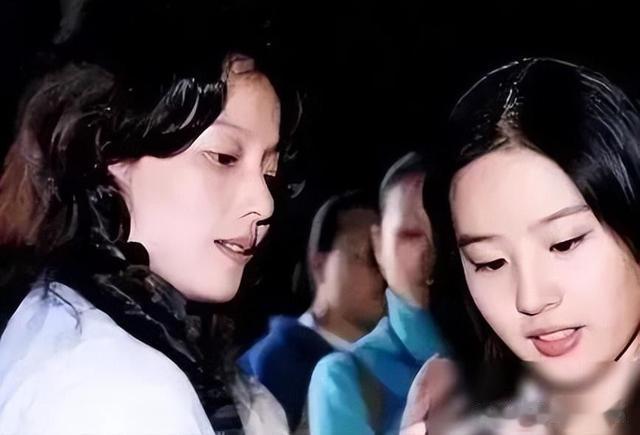 刘亦菲母亲刘晓莉：至今单身，身材傲人，长得比女儿还漂亮