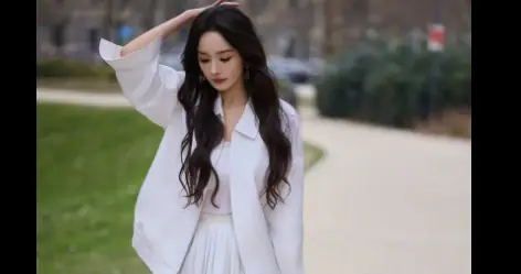 杨幂白色套装出镜，长发微卷，女人味十足！