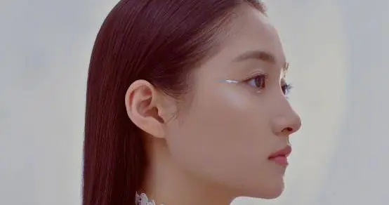 关晓彤侧颜美图，魅力十足