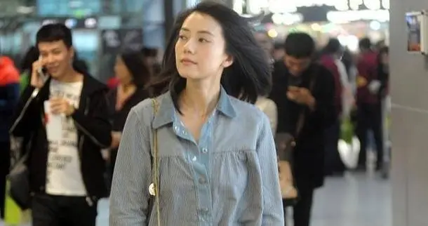 想不到高圆圆才是穿搭高手，休闲衬衫+牛仔裤，小肚腩都被藏起来