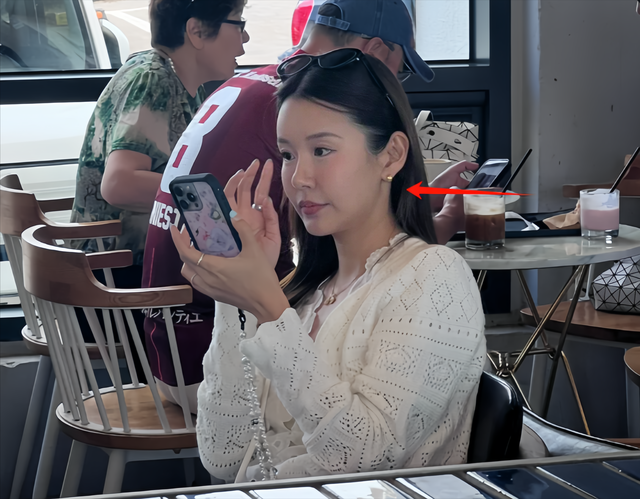 40岁张子萱韩国被偶遇，额头肿胀苹果饥高耸，网友：满脸科技狠活