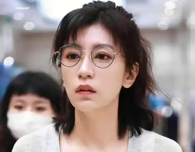 49岁贾静雯现在也太瘦了吧！第一眼都没认出来，重回20岁颜值了！