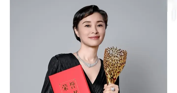 吴越分享金树林获奖照，黑V领长裙知性又优雅