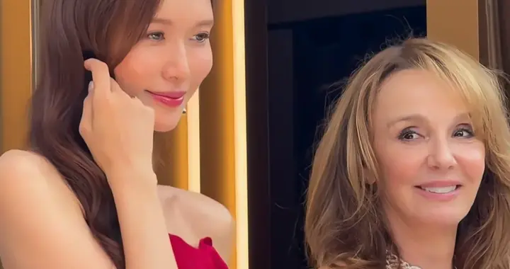 林志玲东京出席剪彩活动，为展示珠宝小动作不断，看起来十分做作