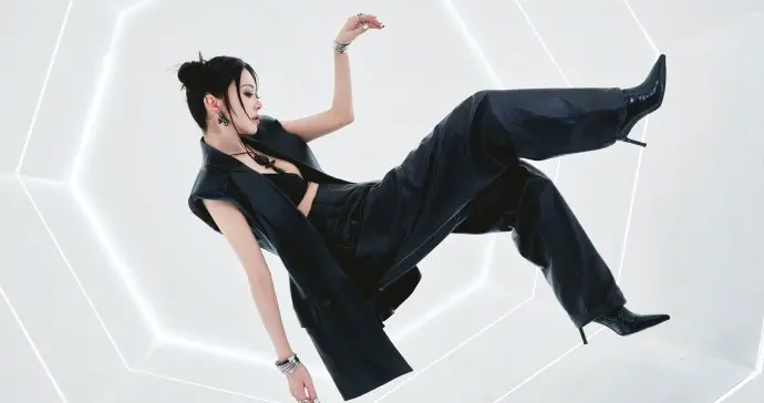 薛凯琪脚踩黑色高跟，一身皮衣穿搭又酷又性感