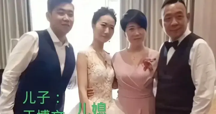 于东来儿媳首次正面露面，颜值封神，和婆婆马丽撞脸像复制粘贴