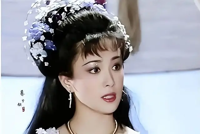 “最美妲己”傅艺伟，52岁入狱，59岁白发送黑发人，独子因病去世