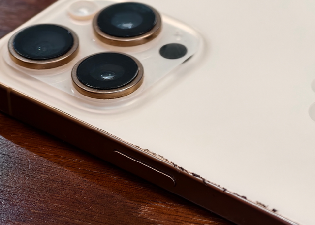 苹果iOS26慎重升级！抢先体验博主，爆出手机因为发热太大溢胶了