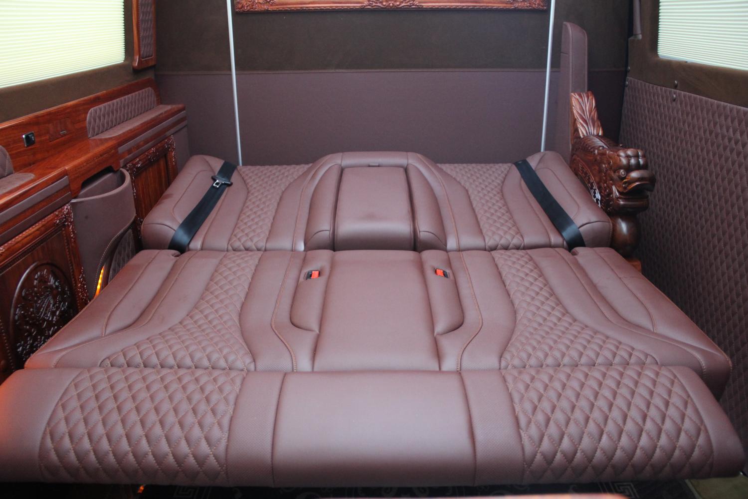 座椅可以完全放平形成一张大的沙发床,可以在累的时候很好的休息