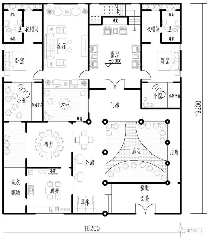请看图,这块场地很小,只有16x19米,我们把四合院的一个厢房去掉,门楼