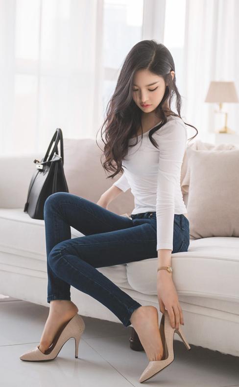 女同事这样穿高跟鞋你还有心情上班快醒醒吧