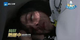 郑恺跑男曝迪丽热巴和baby睡觉不闭眼! 网友: 双眼皮割宽了?