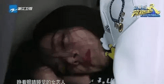 郑恺跑男曝迪丽热巴和baby睡觉不闭眼! 网友: 双眼皮割宽了?