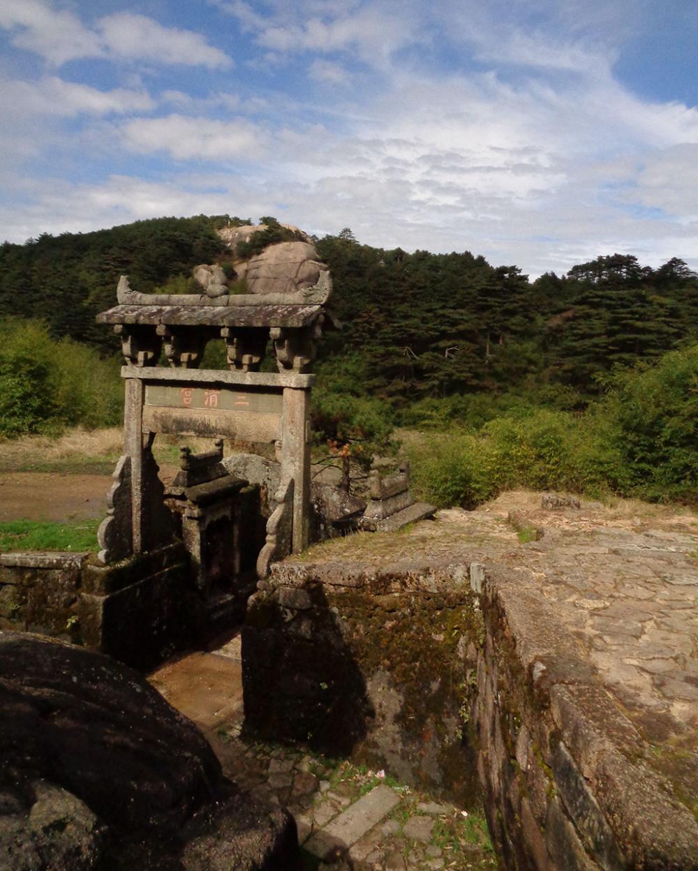 三清山松筠不锁神仙境看遍漫山杜鹃红