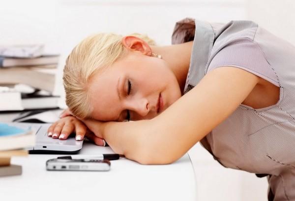 警惕午休睡姿不当伤神经 上班族如何午睡最健康