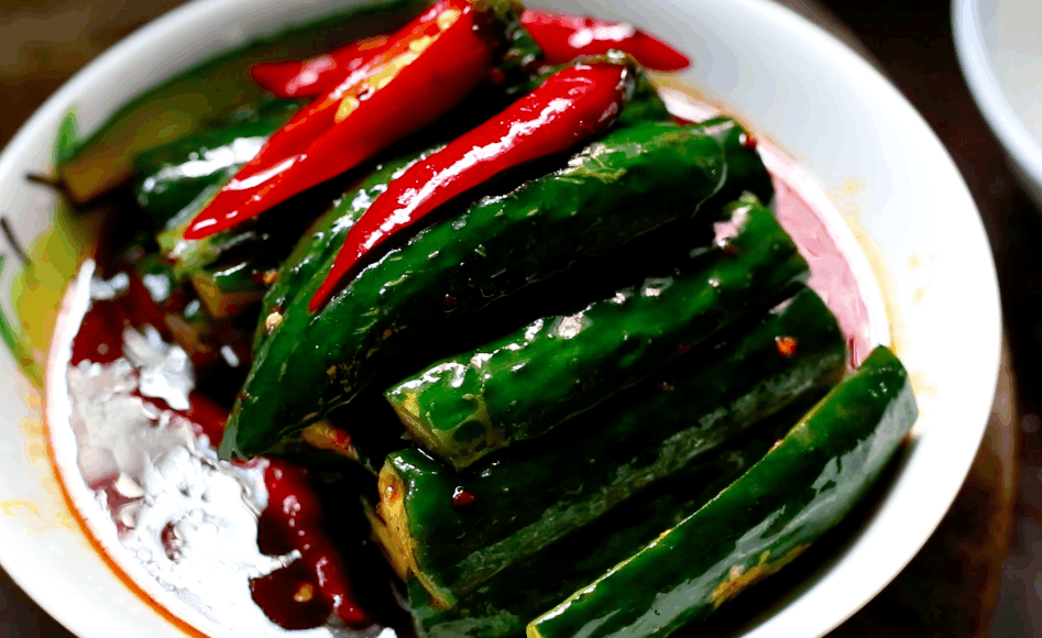 香辣黄瓜这样的黄瓜吃起来很脆,又有一股嚼劲,有喜欢的朋友可以在家试
