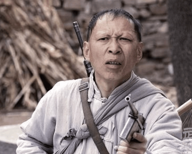 就是这样,虽然长相很丑,但是演出来的角色确实非常的到位,这就是李明