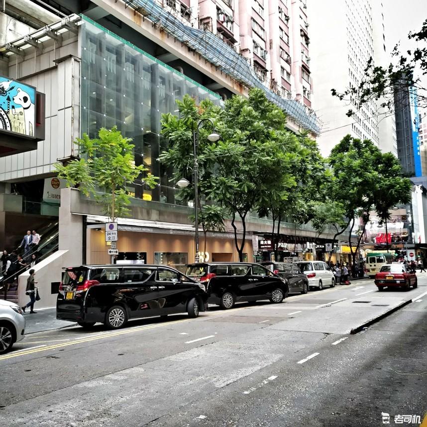 埃尔法已是街车好多年,也不见得人家加价一分钱 而大陆的疯狂加价,我