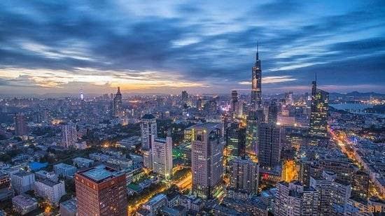 全国房价高涨，年轻人只能晚结婚、晚生育！