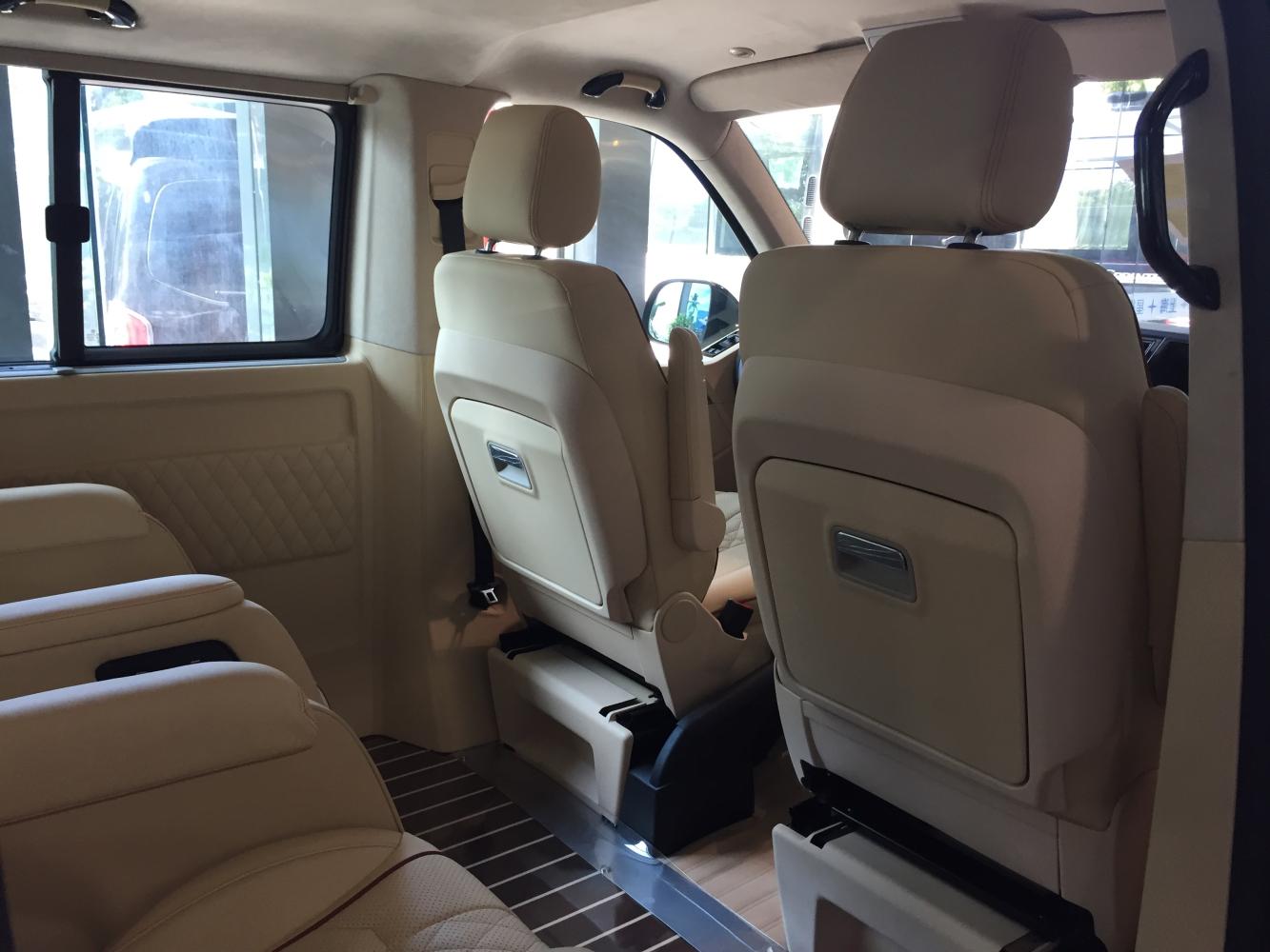 18款大众t6凯路威豪华7座高顶无隔断