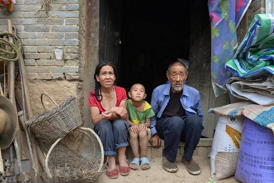 张大爷的家在山坡上,是一间低矮的土屋,在这个破败的家里,一家三口