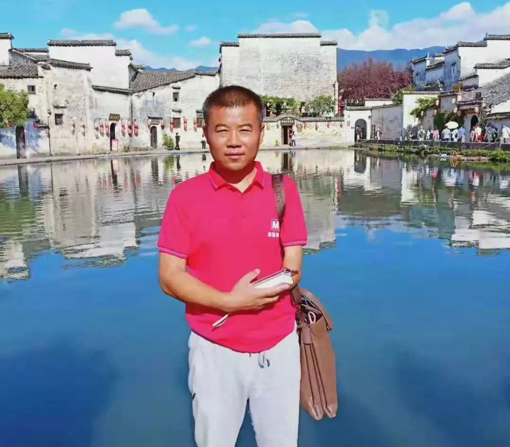 8岁截肢, 40岁入行, 他说做房产中介感觉非常好!