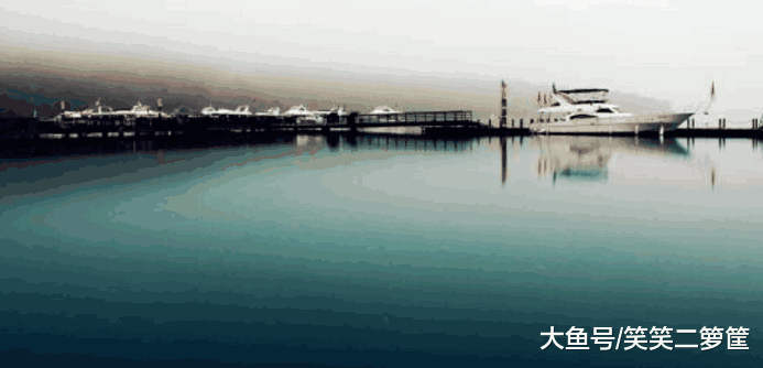 这家面店的掌厨是老板本人, 他的牛肉面一反川味的浓辣与油腻